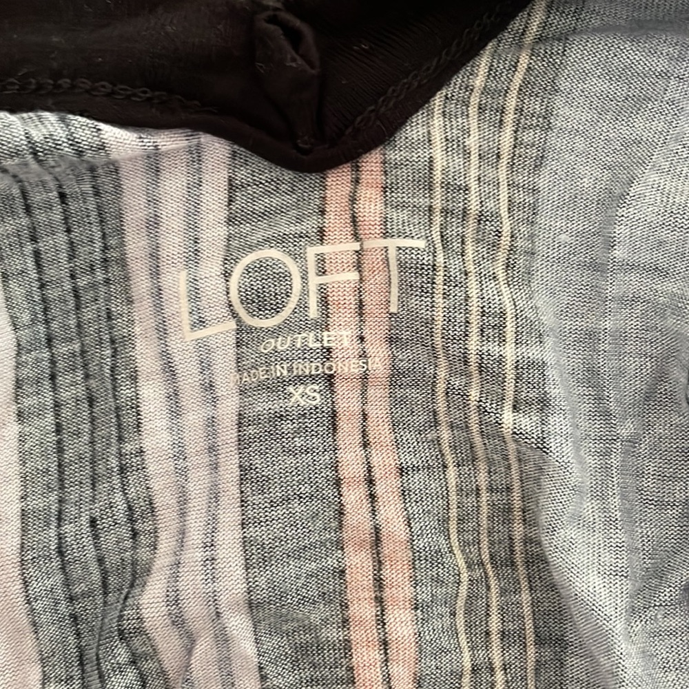 LOFT V-Neck - Picture 5 of 5